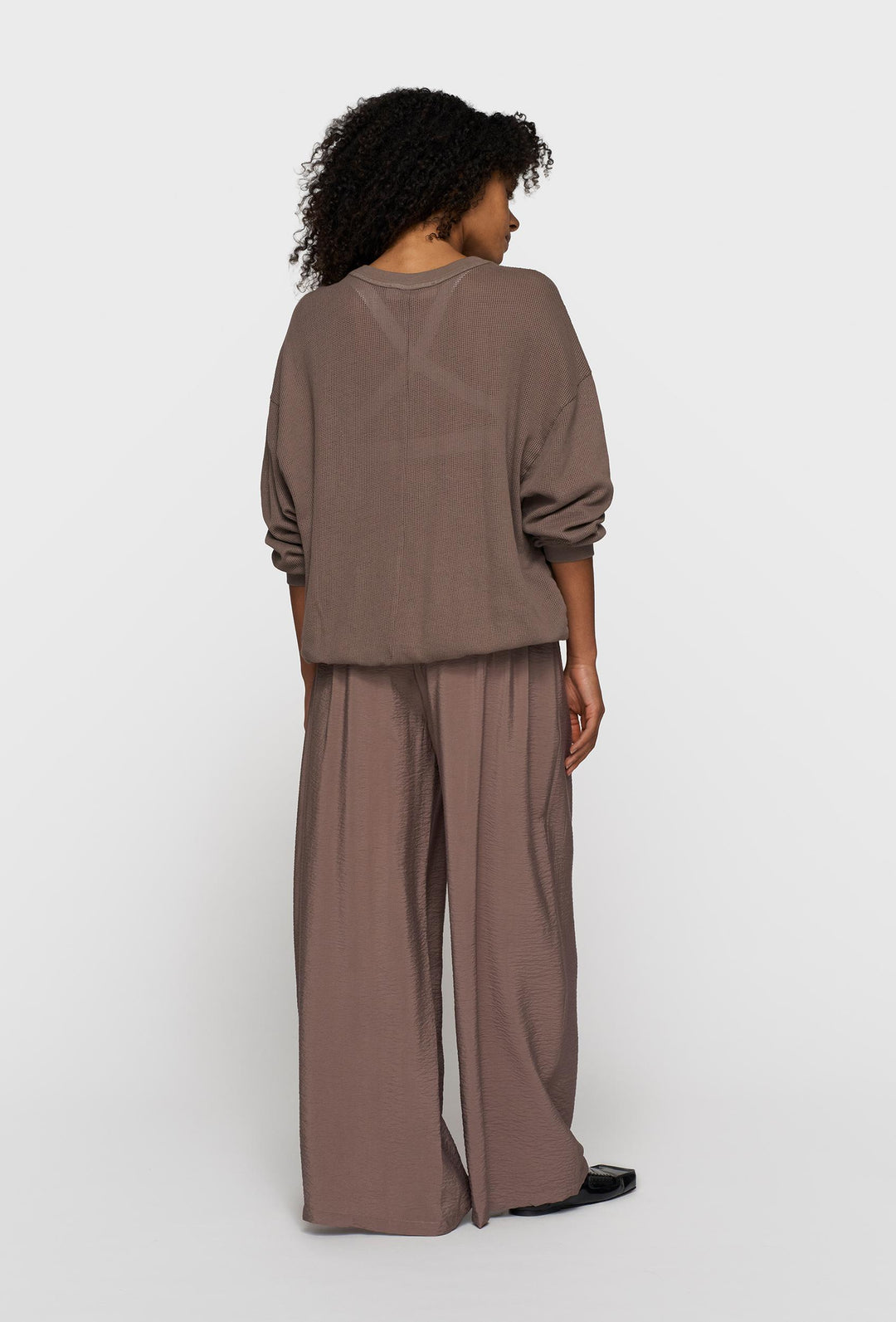 Luźna bluza o sportowym charakterze w kolorze taupe