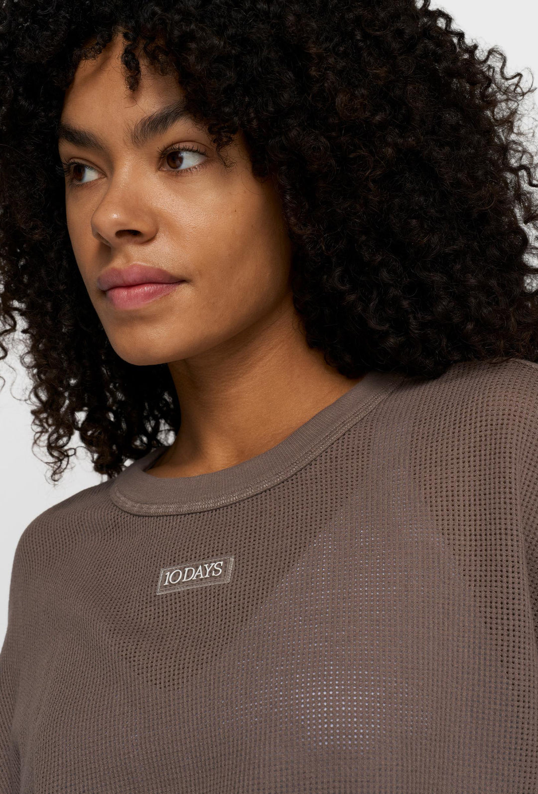 Luźna bluza o sportowym charakterze w kolorze taupe