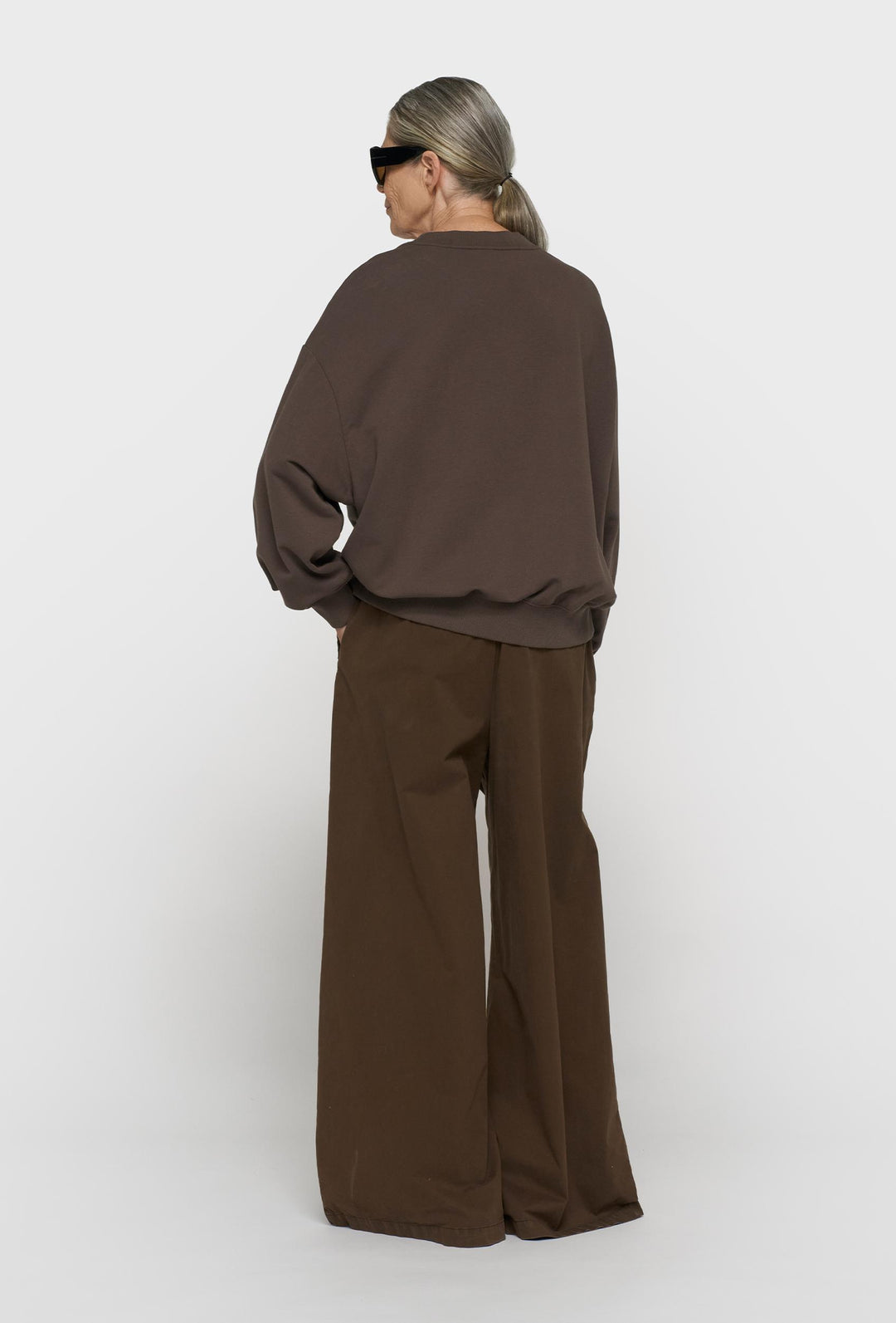 Brązowa bluza oversize z błękitnym napisem