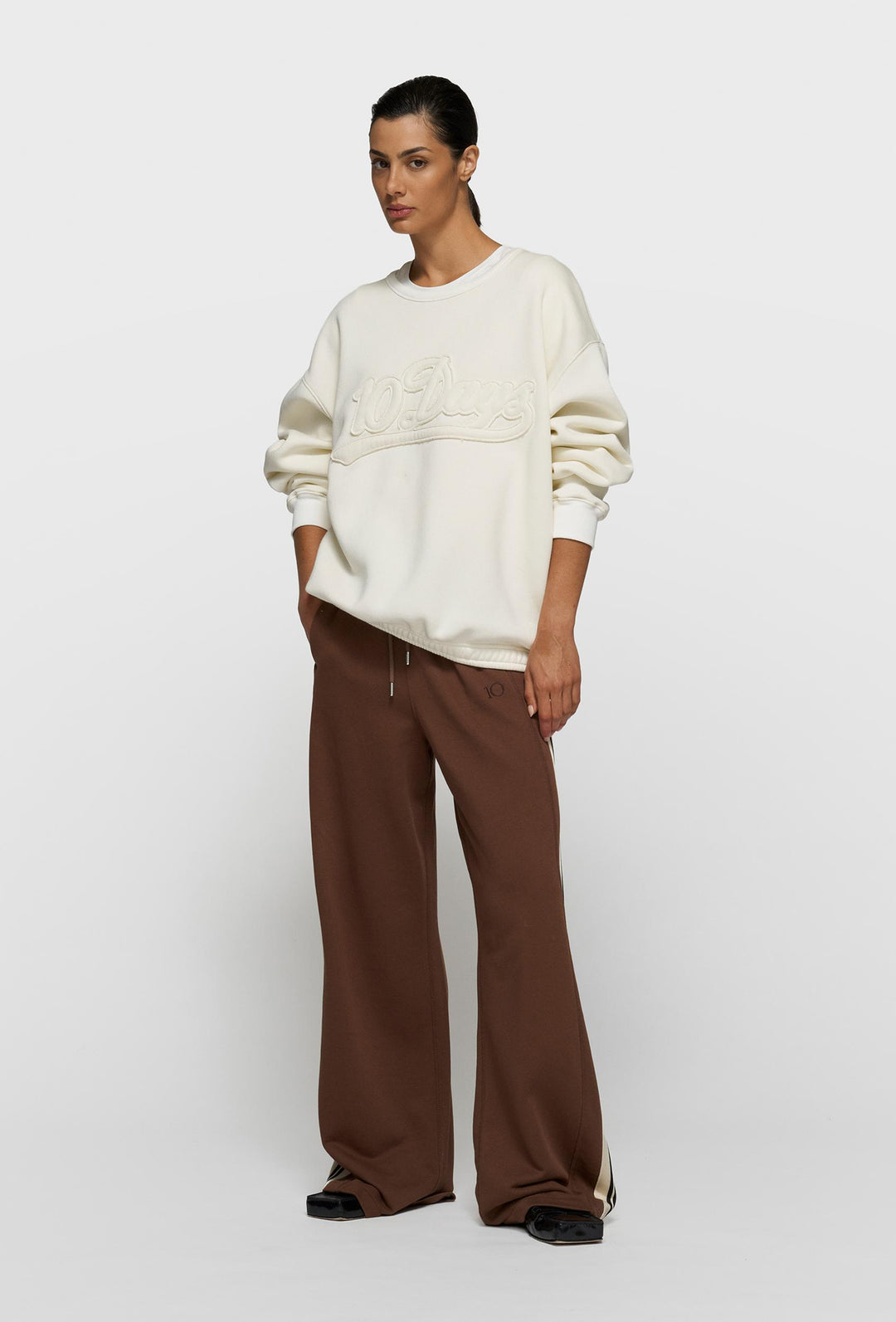 Kremowa bluza z wypukłym haftem 10Days