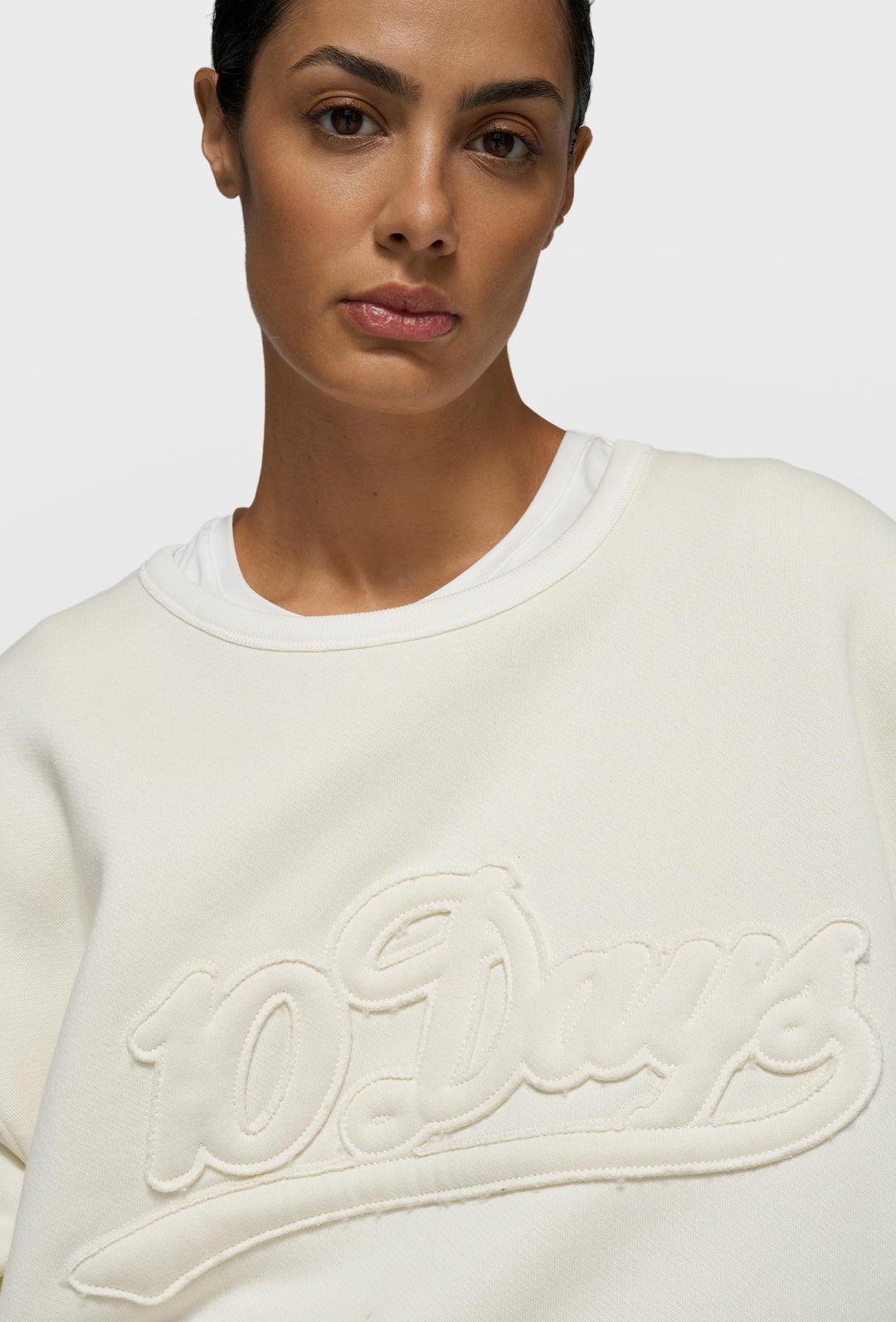 Kremowa bluza z wypukłym haftem 10Days