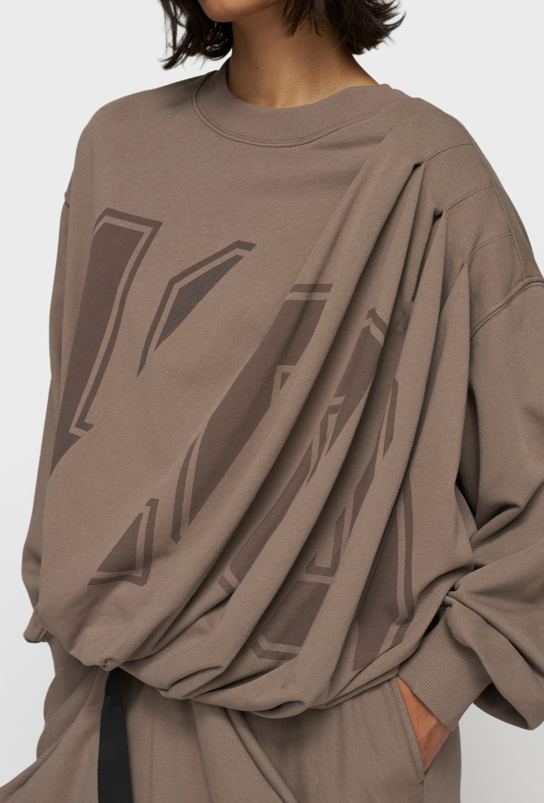 Asymetryczna skrócona bluza dresowa z innowacyjnym drapowaniem taupe