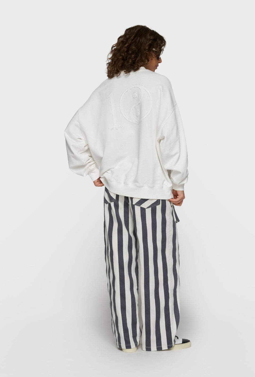 Biała bawełniana bluza oversize z aplikacją na plecach