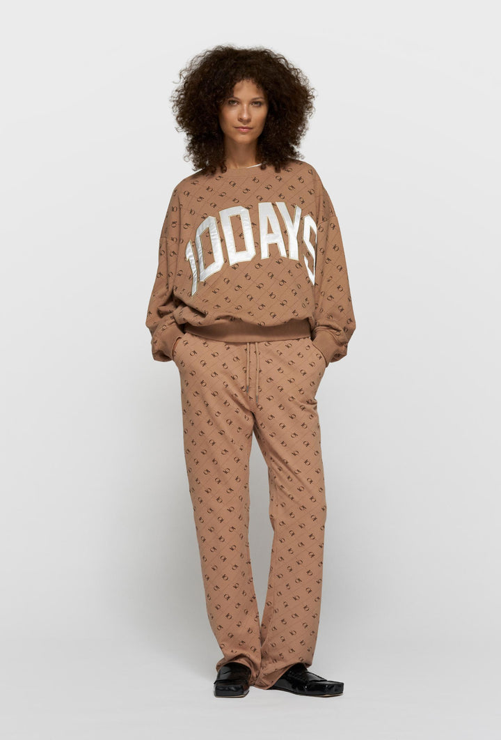 Brązowa bluza oversize z monogramem i dużym logo 10DAYS