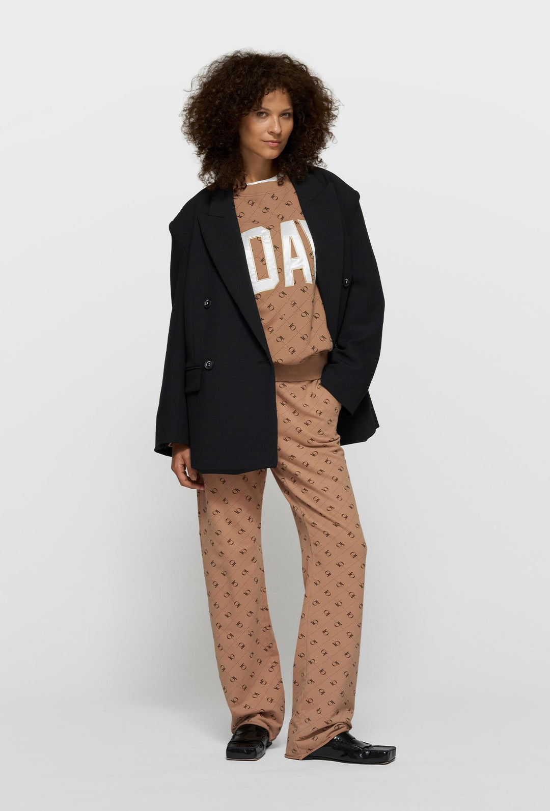 Brązowa bluza oversize z monogramem i dużym logo 10DAYS