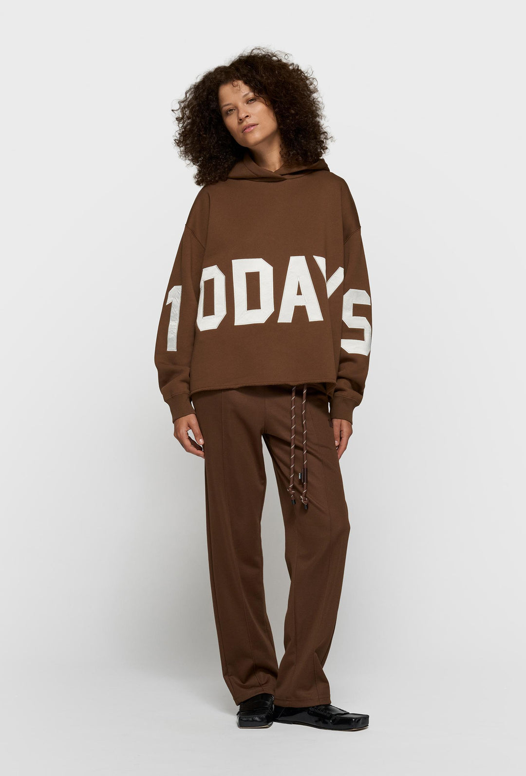 Brązowa bluza z kapturem z dużą aplikacją „10DAYS”