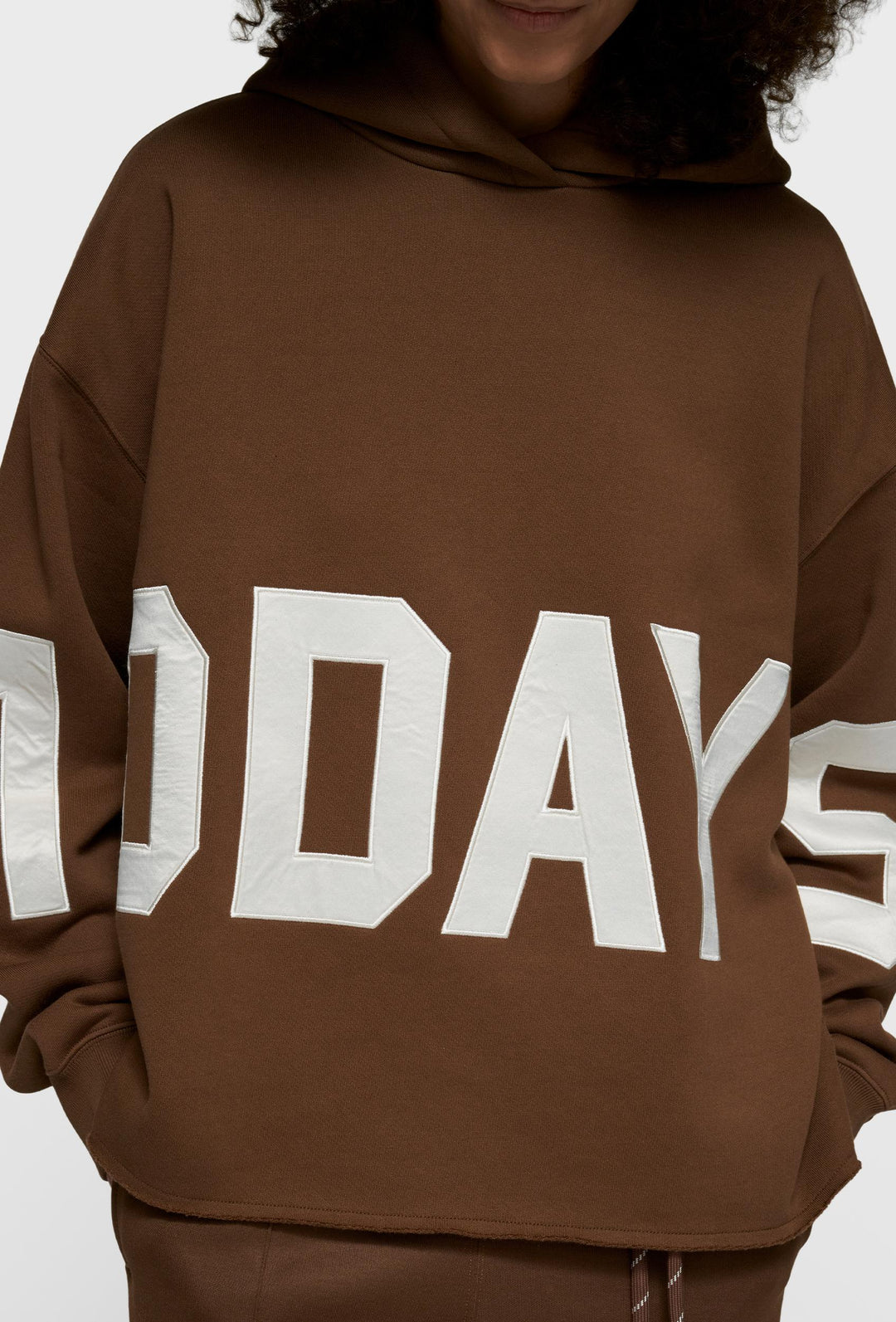 Brązowa bluza z kapturem z dużą aplikacją „10DAYS”