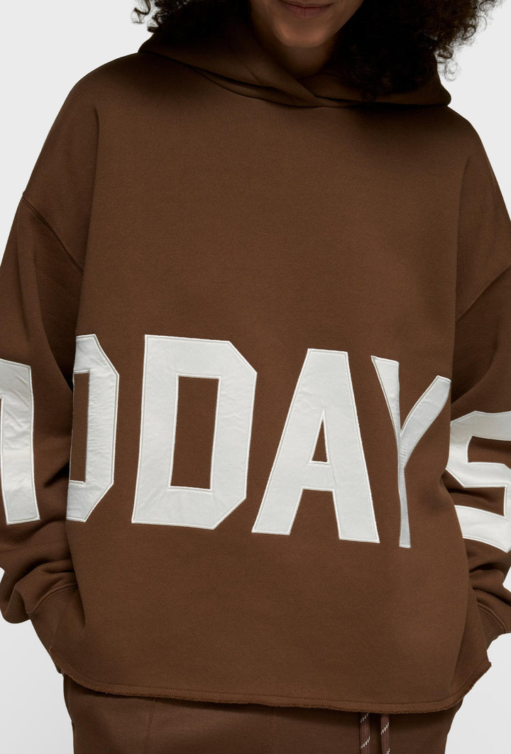 Brązowa bluza z kapturem z dużą aplikacją „10DAYS”