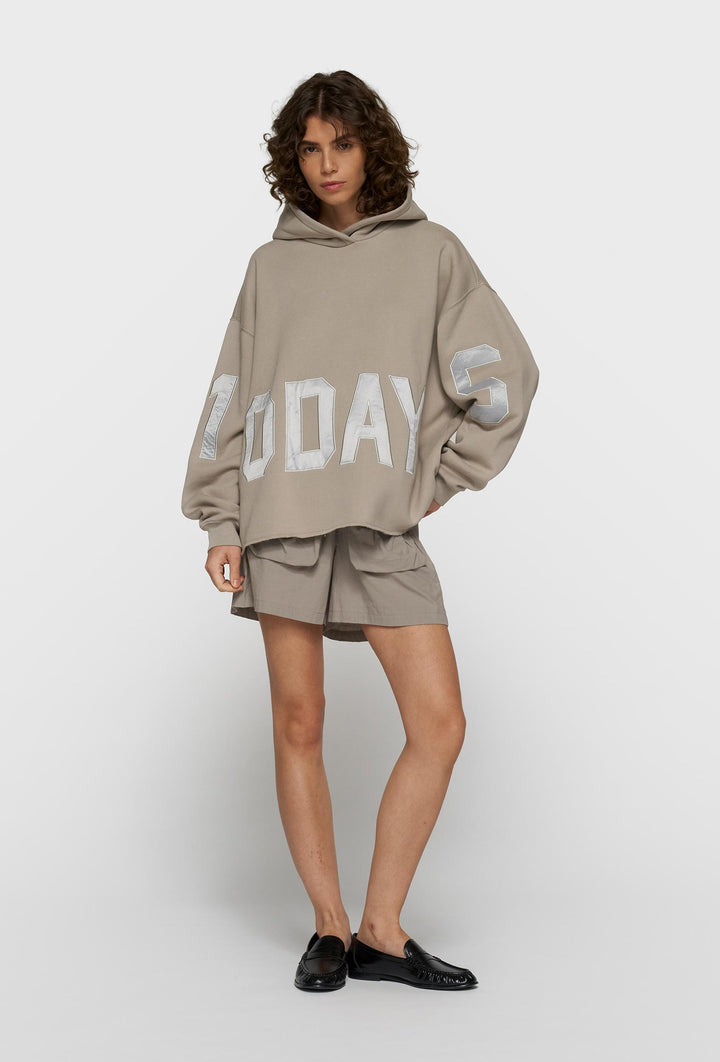 Bawełniana bluza oversize z kapturem i metalicznym napisem taupe