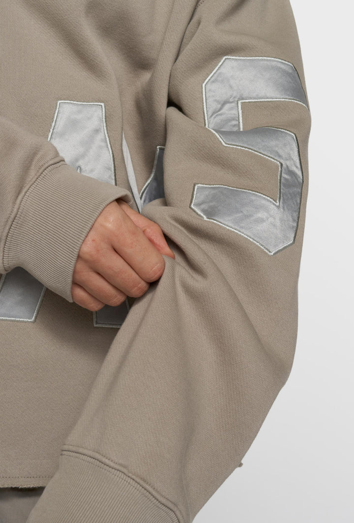 Bawełniana bluza oversize z kapturem i metalicznym napisem taupe