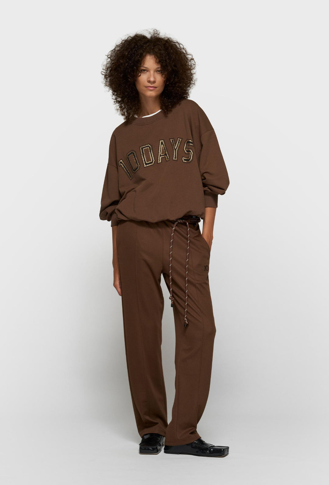 Brązowa bluza z aplikacją „10DAYS” i ozdobnymi nitami