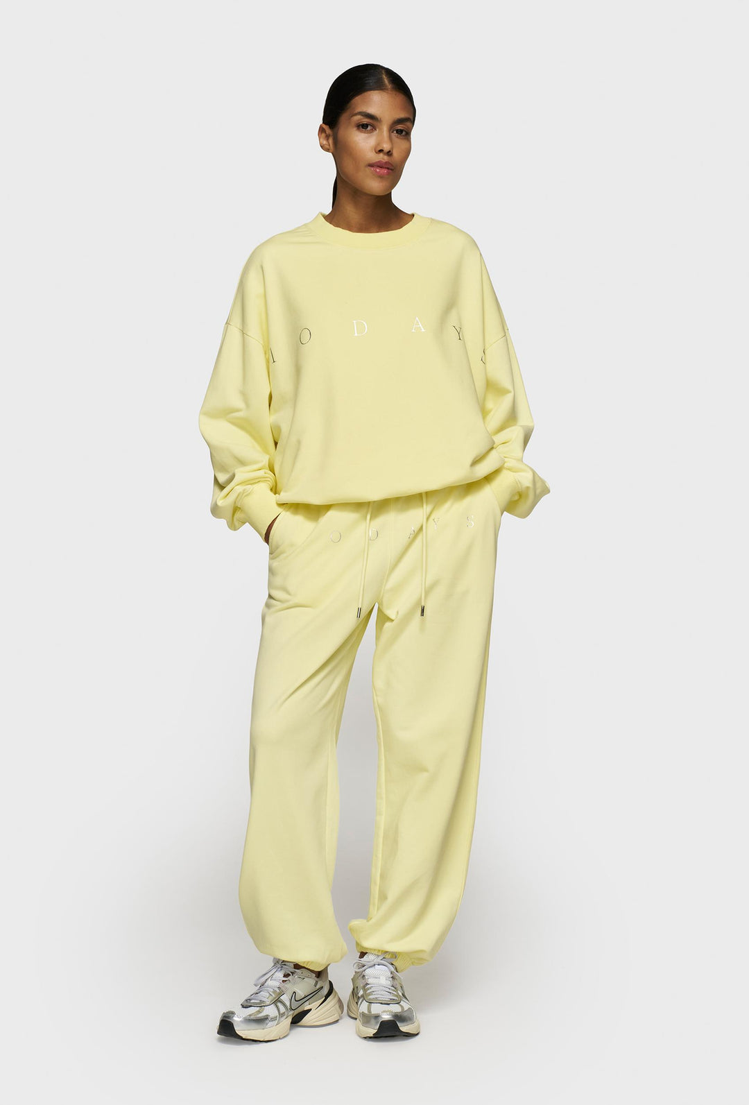 Nierozpinana bluza w pastelowym żółtym kolorze