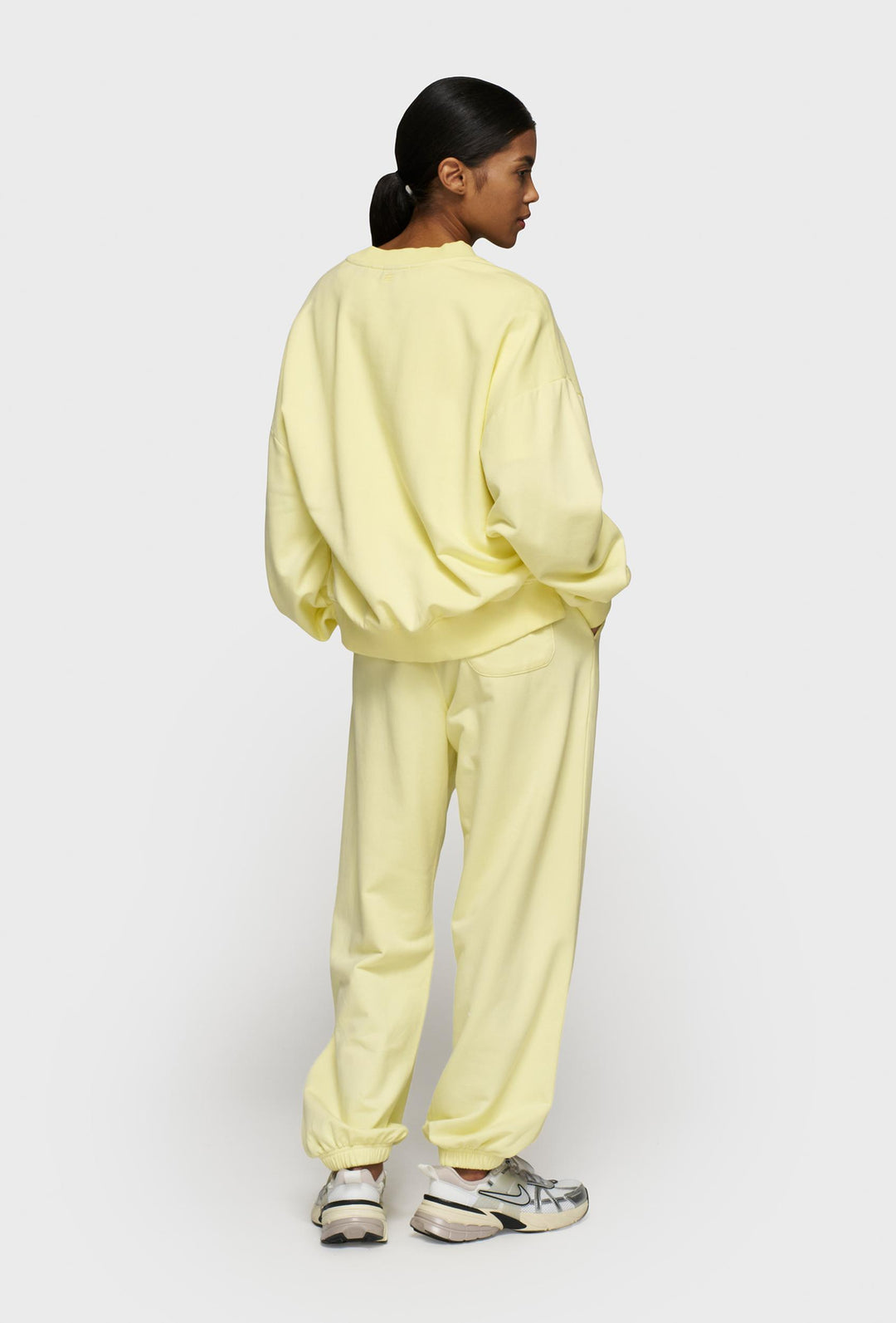 Nierozpinana bluza w pastelowym żółtym kolorze