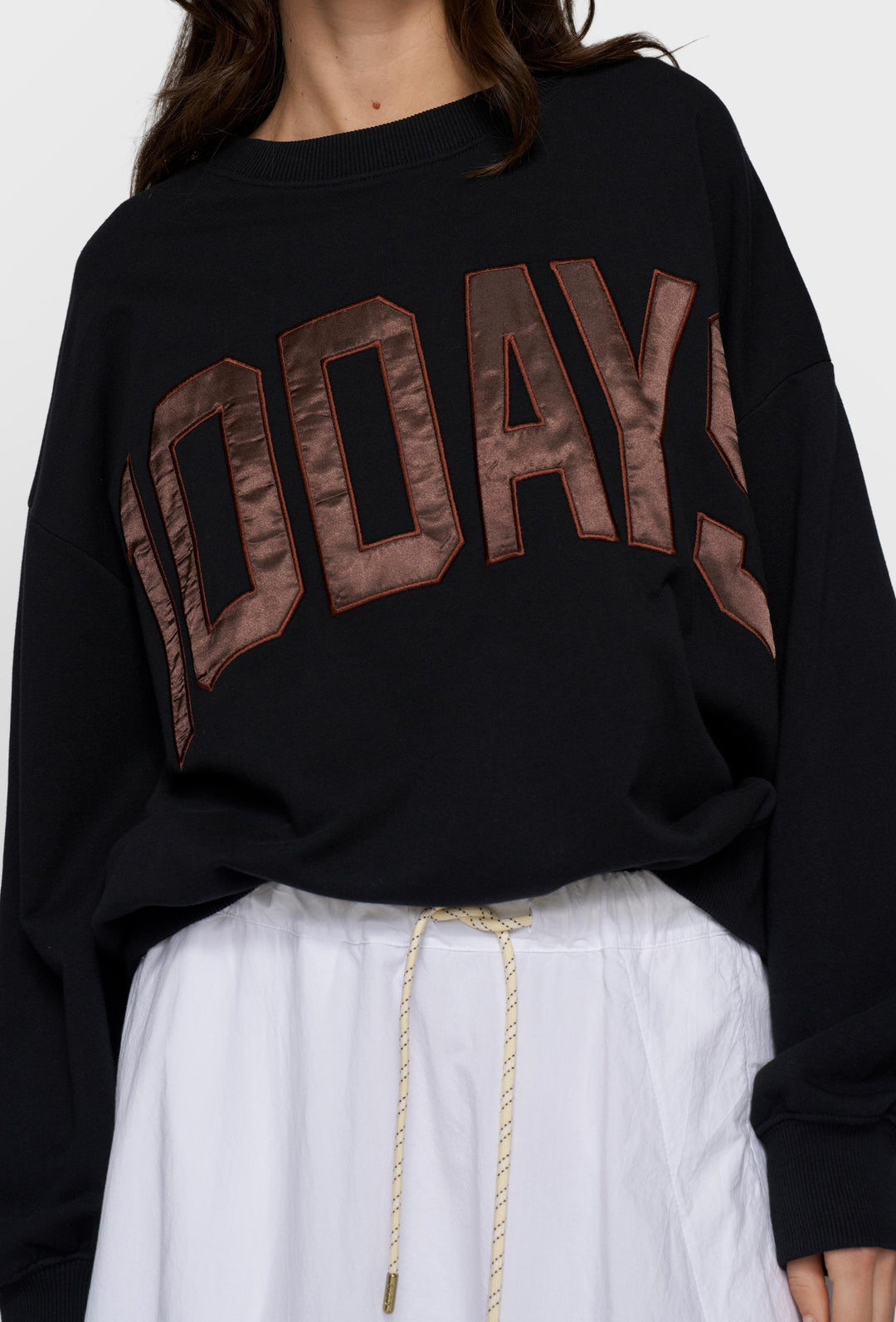 Czarna bluza w czarnym kolorze z nadrukiem