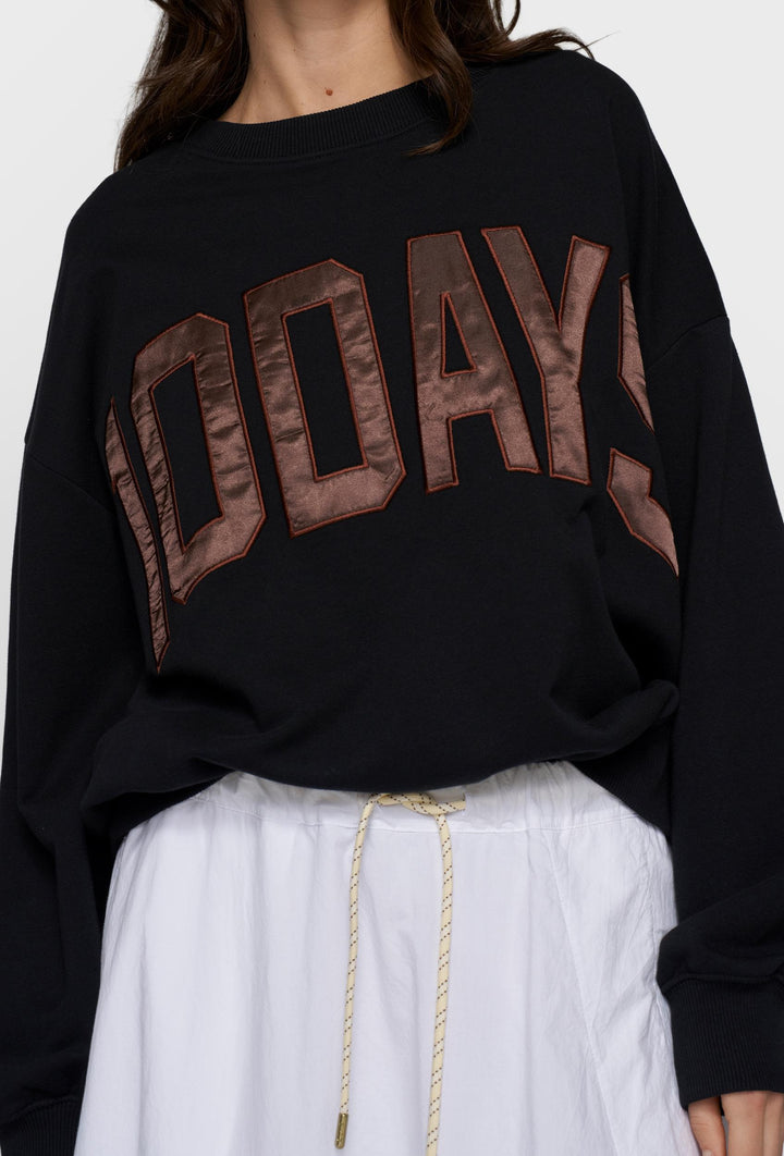 Czarna bluza w czarnym kolorze z nadrukiem