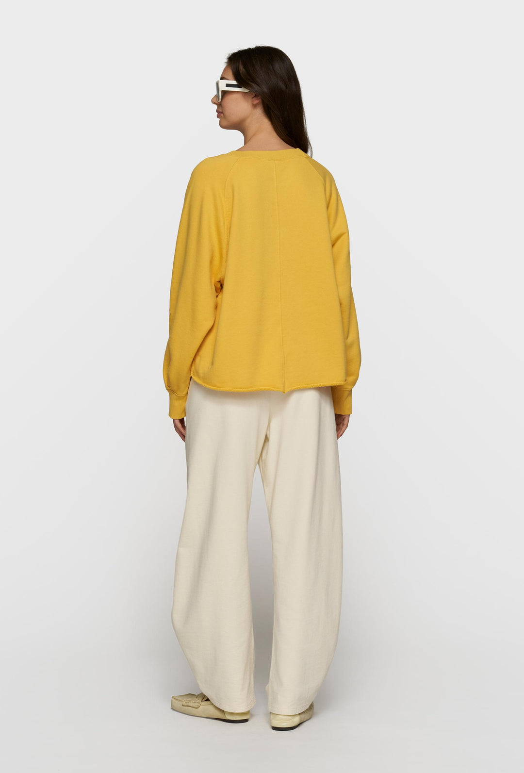 Żółta bluza oversize i kremowe spodnie z paskiem