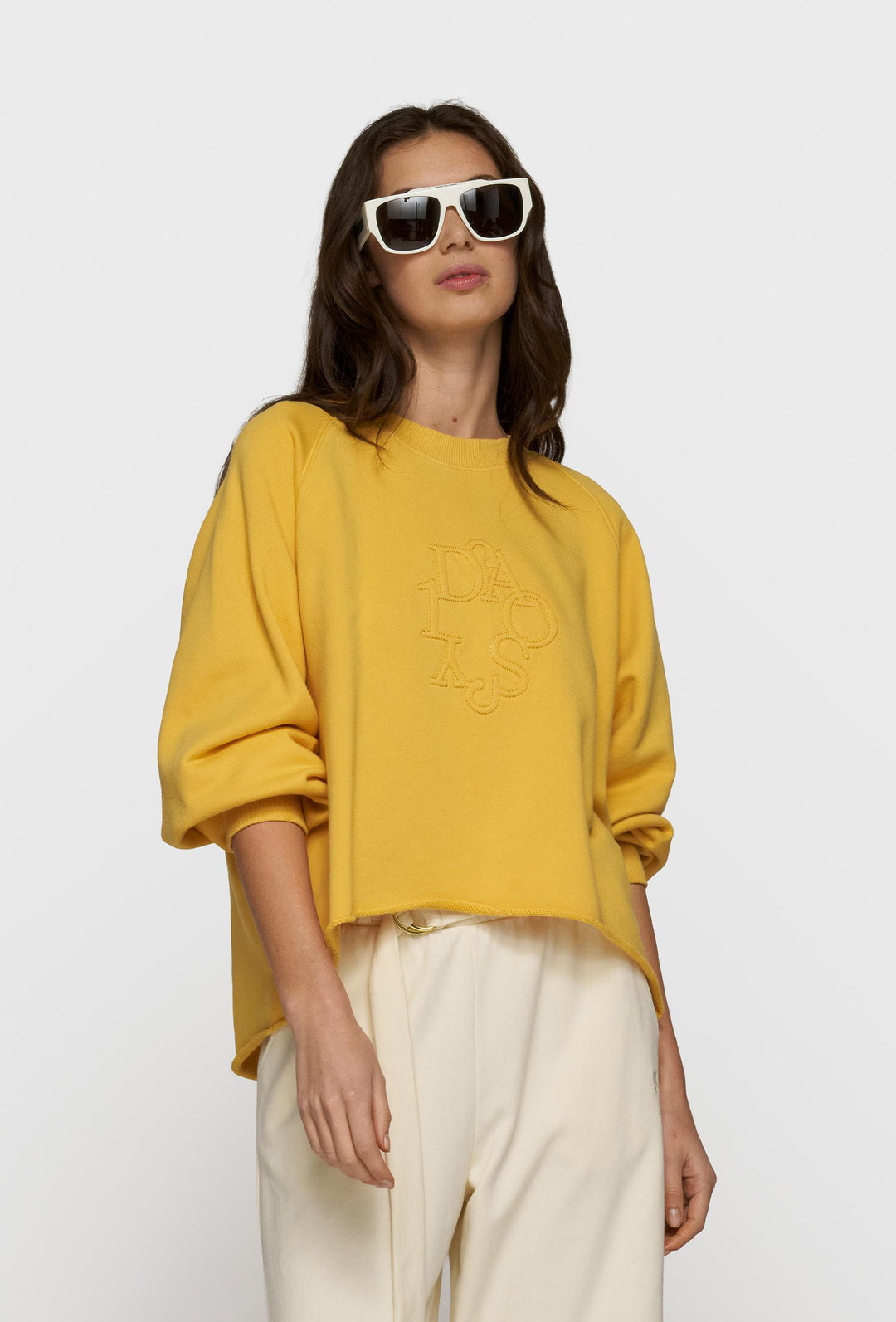 Żółta bluza oversize i kremowe spodnie z paskiem