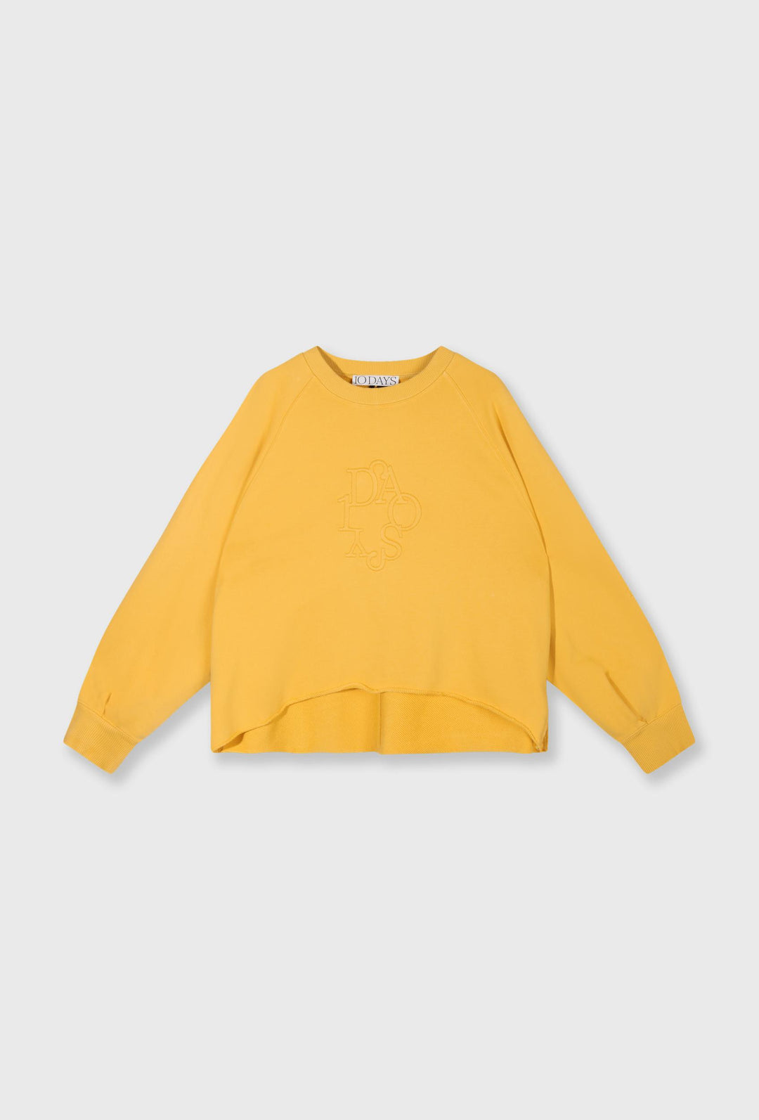 Żółta bluza oversize i kremowe spodnie z paskiem