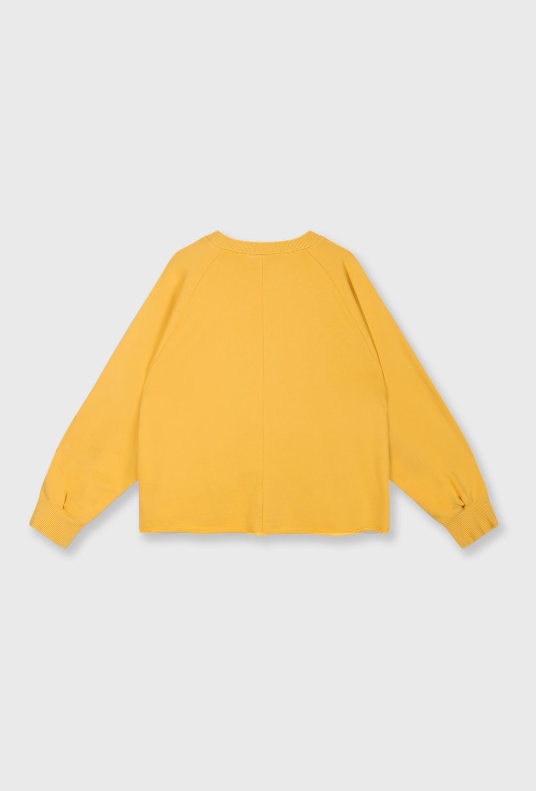 Żółta bluza oversize i kremowe spodnie z paskiem