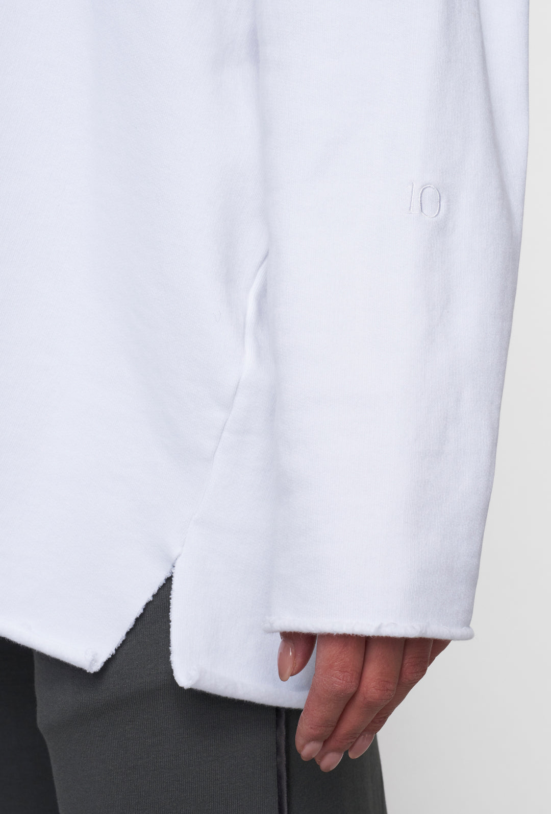 Bluza w białym kolorze z surowym wykończeniem