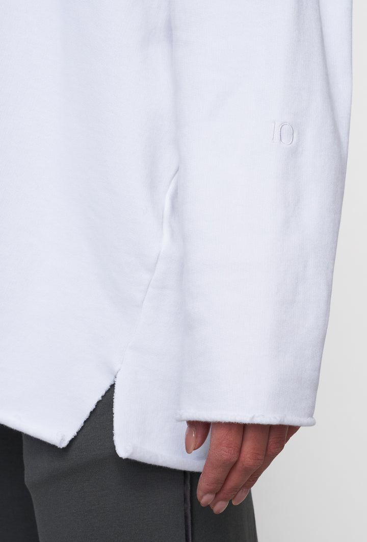 Bluza w białym kolorze z surowym wykończeniem