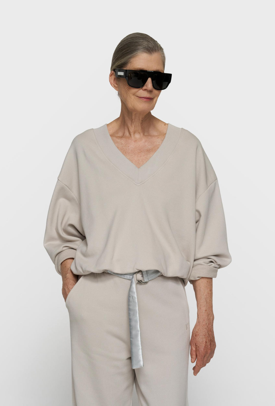 Bluza damska 10DAYS oversize z dekoltem V i haftem na plecach