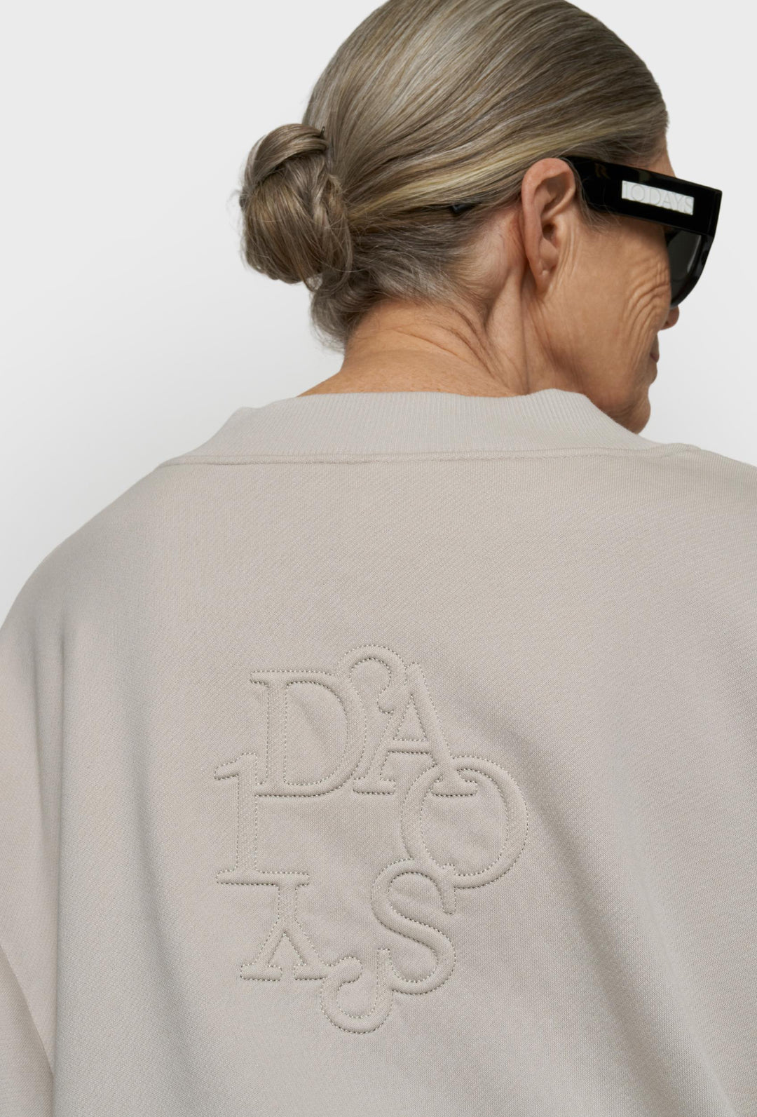 Bluza damska 10DAYS oversize z dekoltem V i haftem na plecach