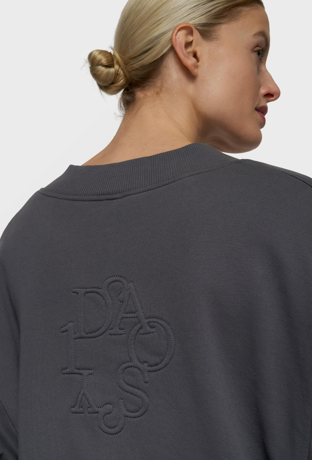 Bluza damska 10DAYS oversize z dekoltem V i haftem na plecach