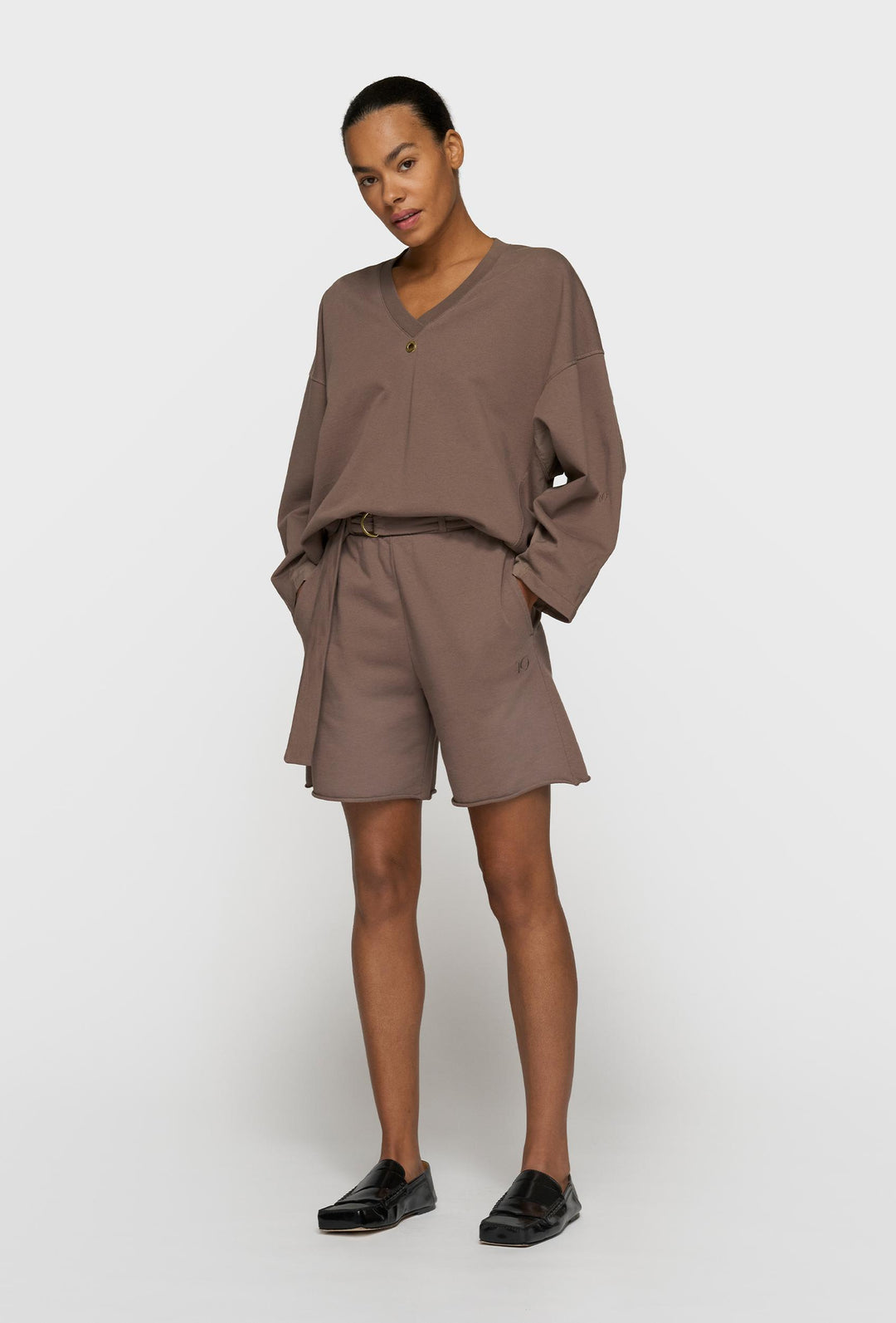 Bluza oversizowa w brązowym kolorze z dekoltem "V"