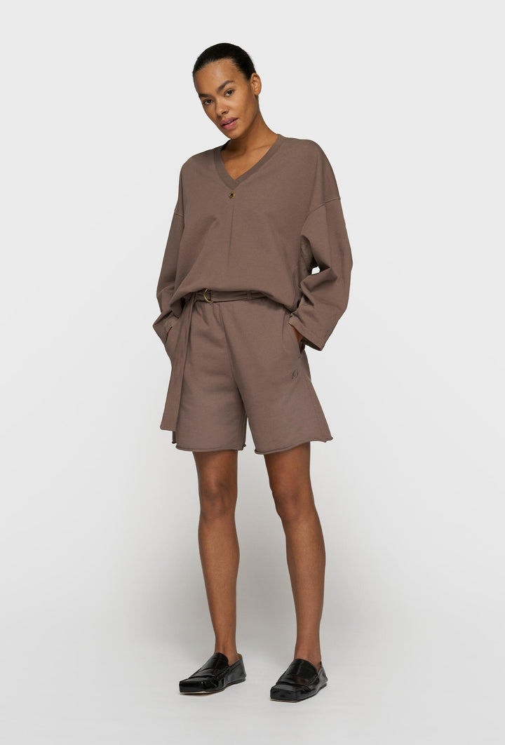 Bluza oversizowa w brązowym kolorze z dekoltem "V"