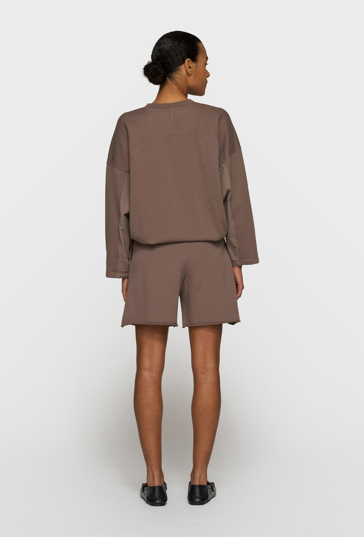 Bluza oversizowa w brązowym kolorze z dekoltem "V"