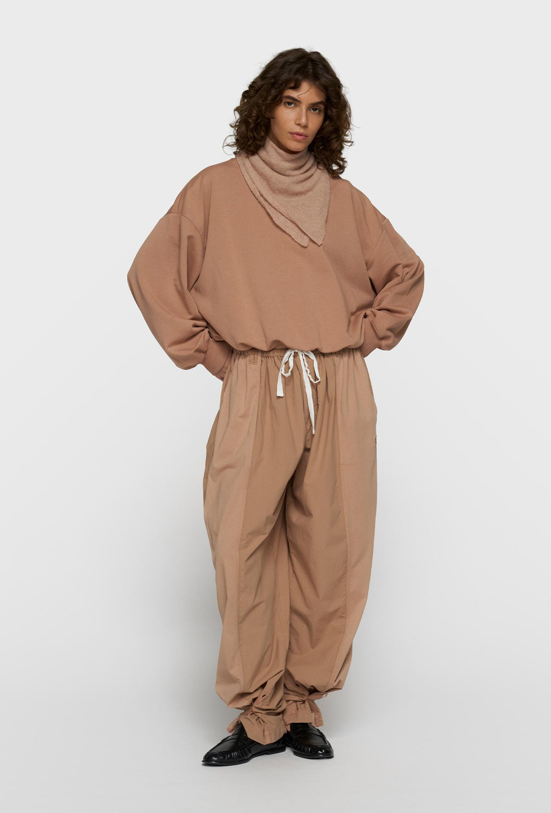 Bluza oversize w jednolitym brązowym kolorze