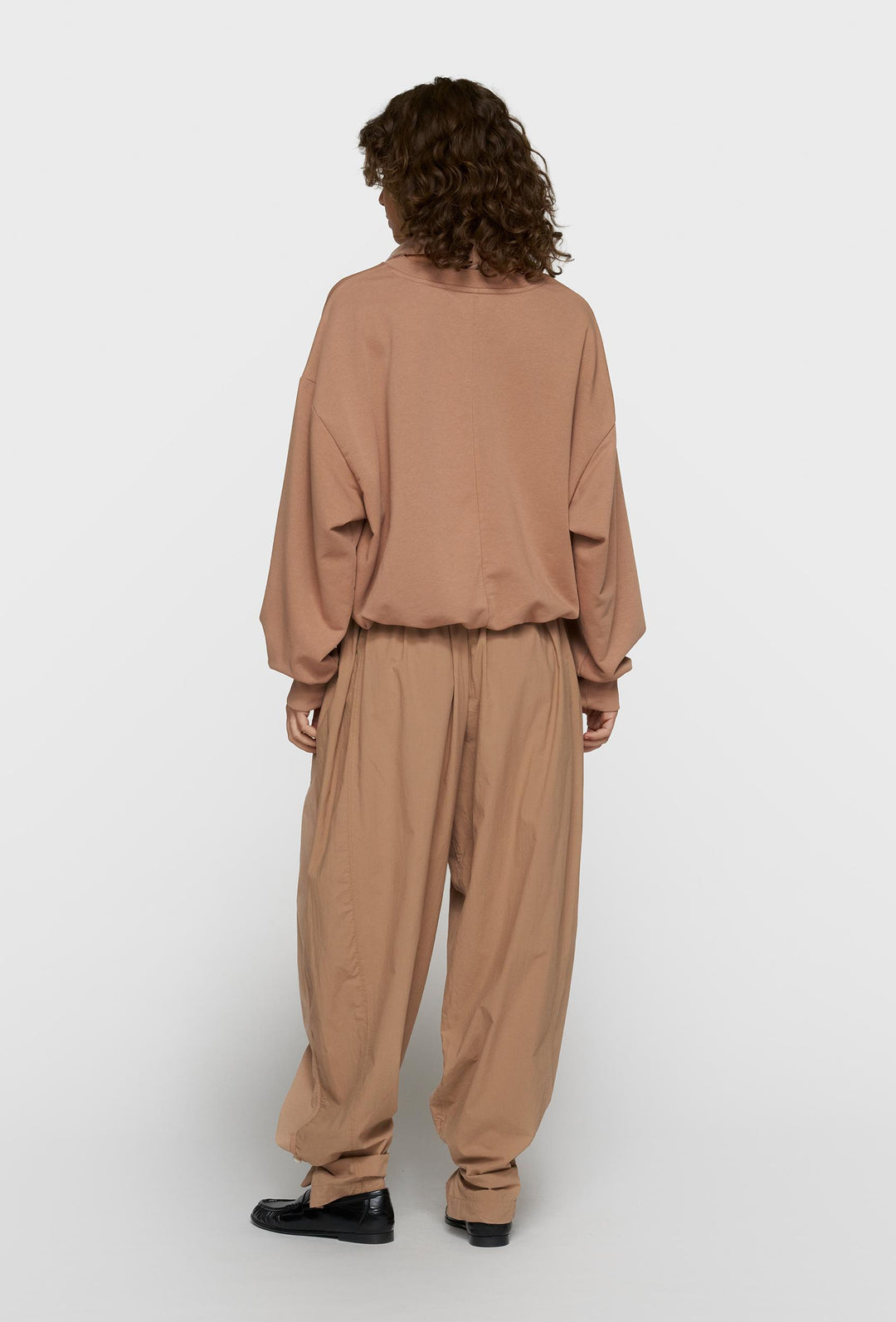 Bluza oversize w jednolitym brązowym kolorze