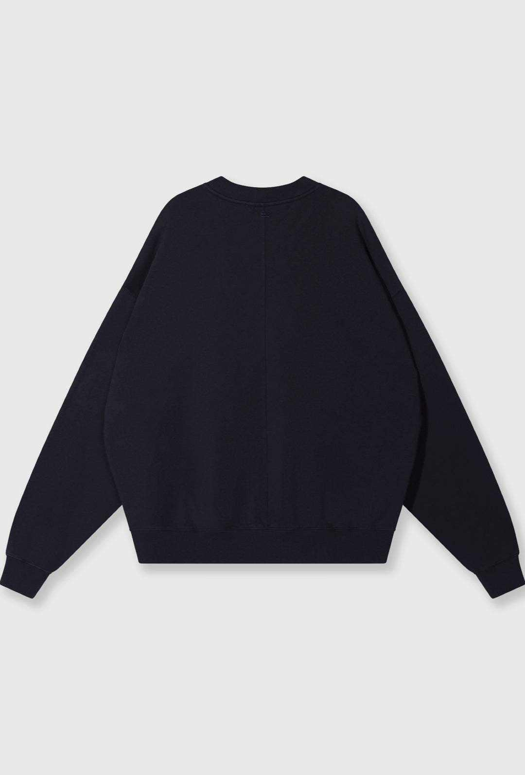 Nierozpinana bluza w granatowym kolorze z widoczną aplikacją z logo marki