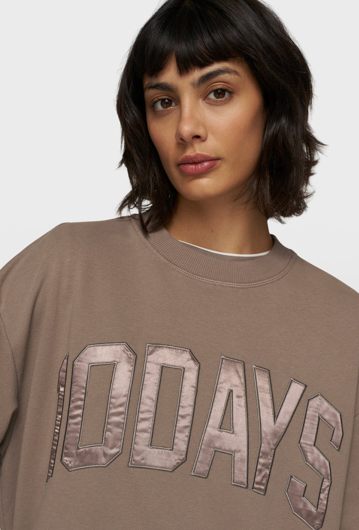 Luźny T-shirt w kolorze mokka z satynową aplikacją