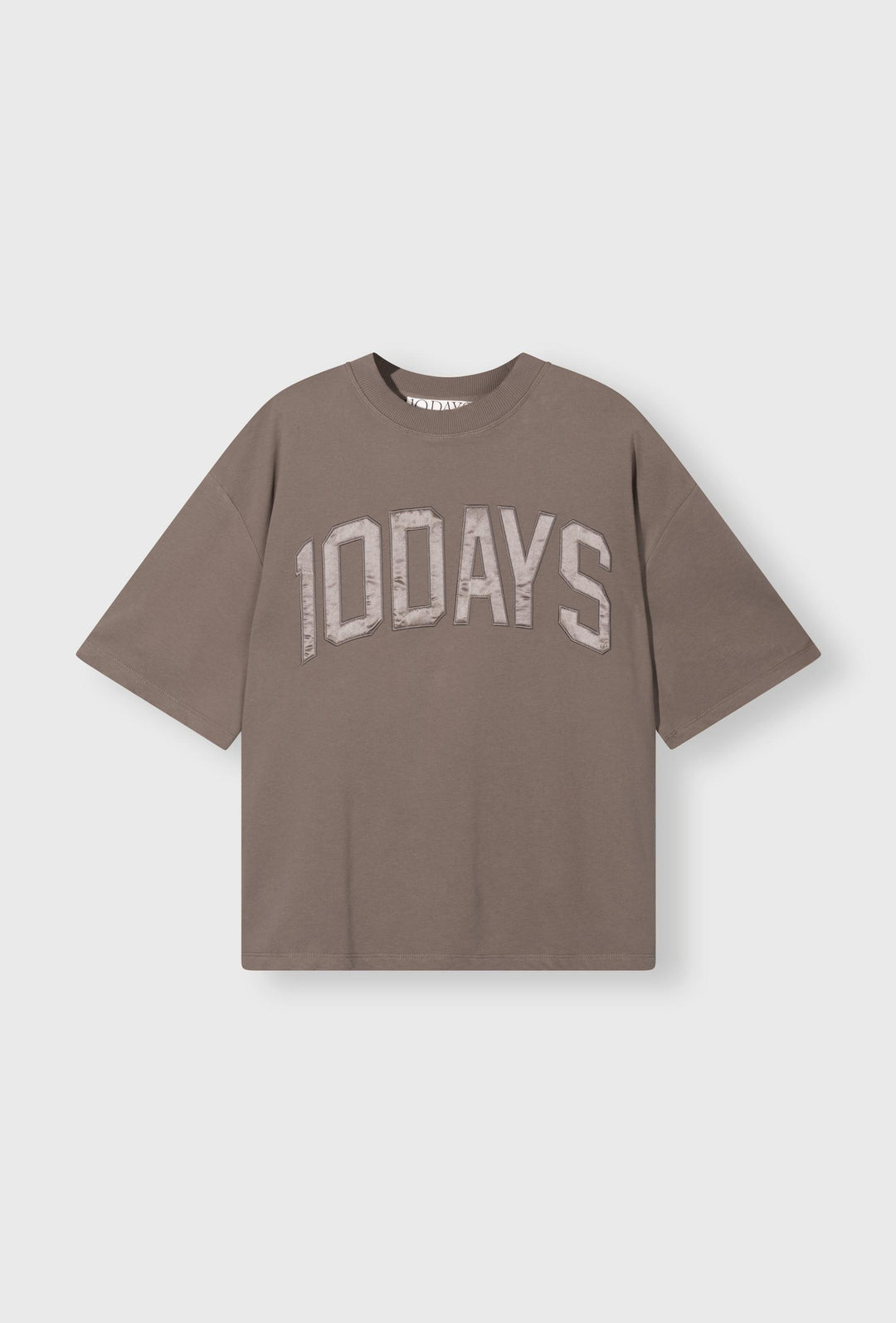 Luźny T-shirt w kolorze mokka z satynową aplikacją