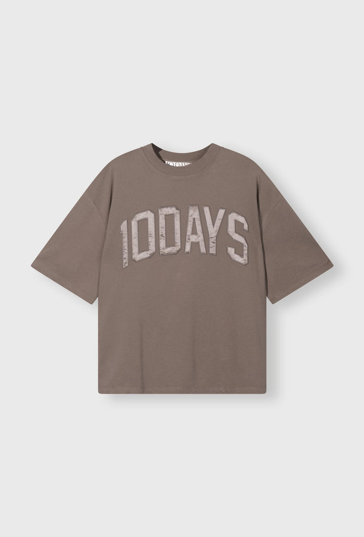 Luźny T-shirt w kolorze mokka z satynową aplikacją