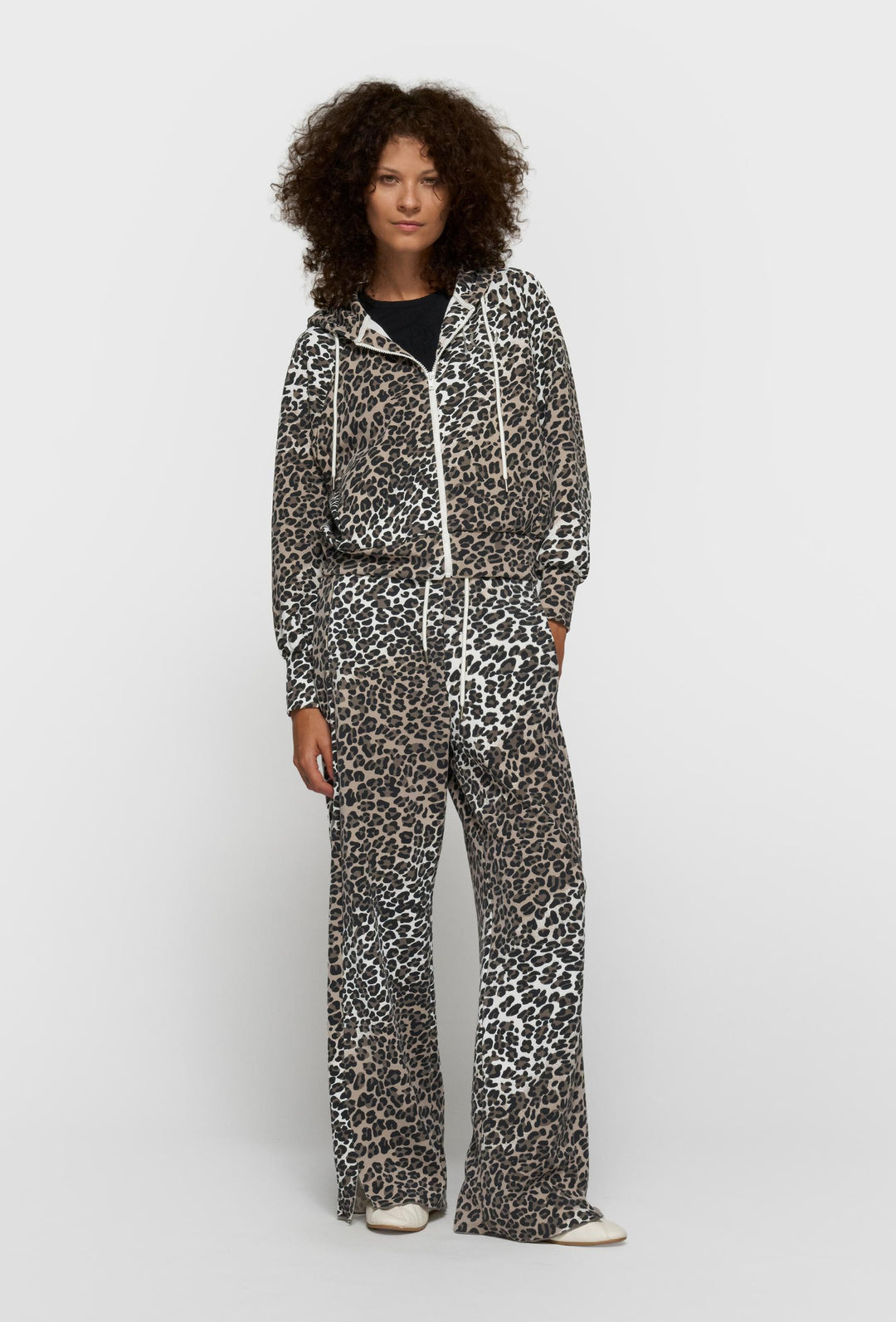 Bluza z kapturem w panterkowy wzór zapinana na zamek