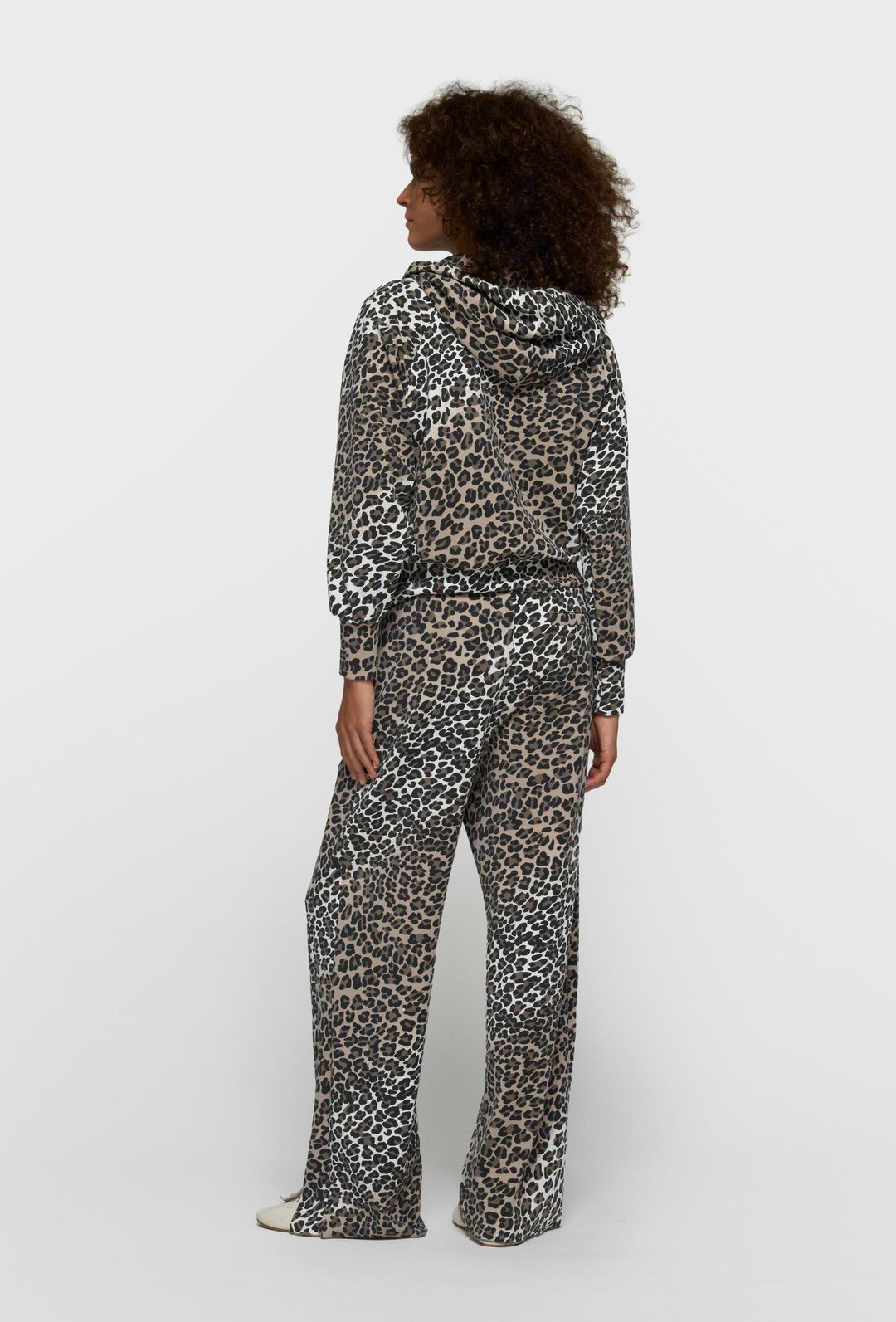 Bluza z kapturem w panterkowy wzór zapinana na zamek