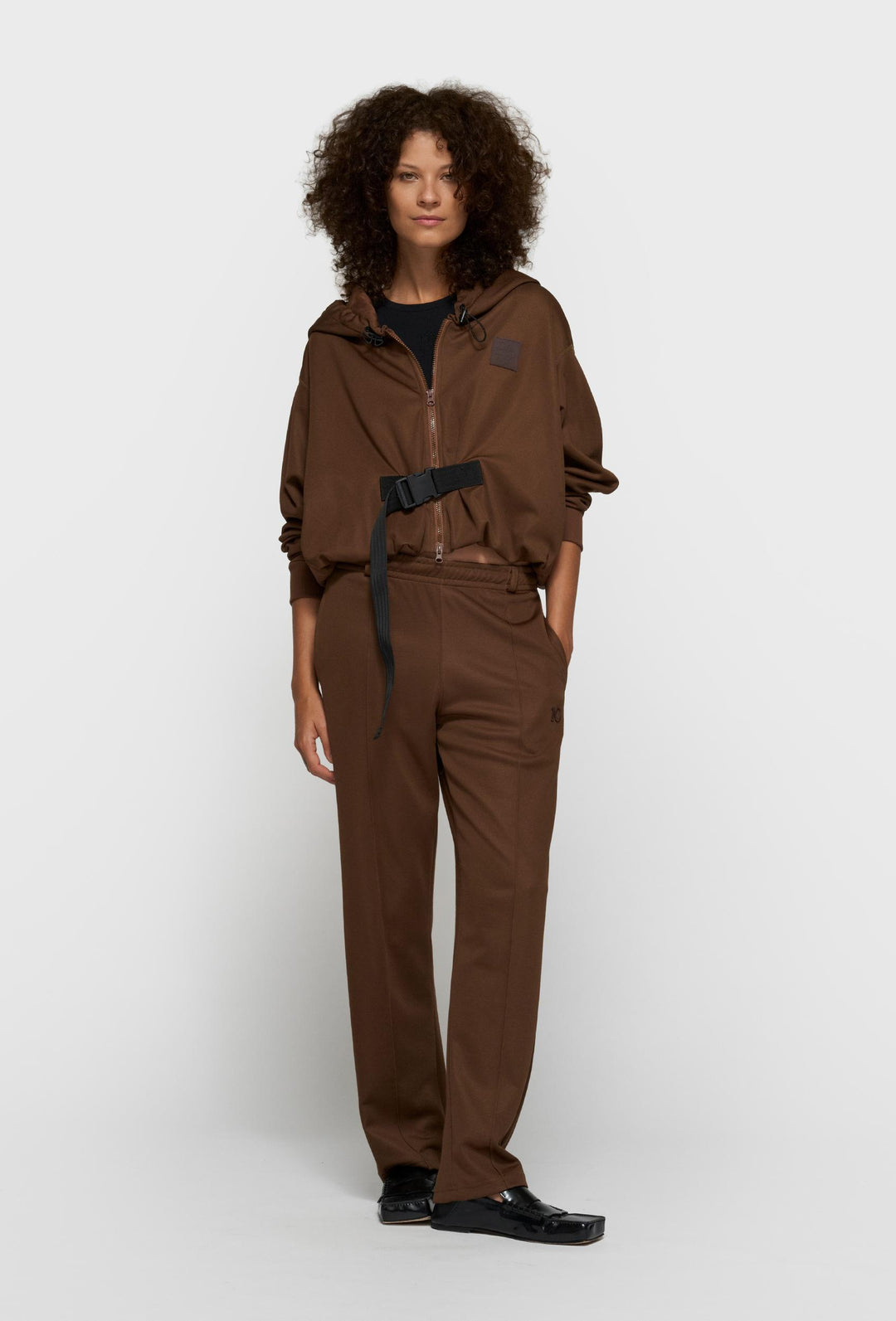 Krótka brązowa bluza z kapturem 10DAYS z paskiem i klamrą