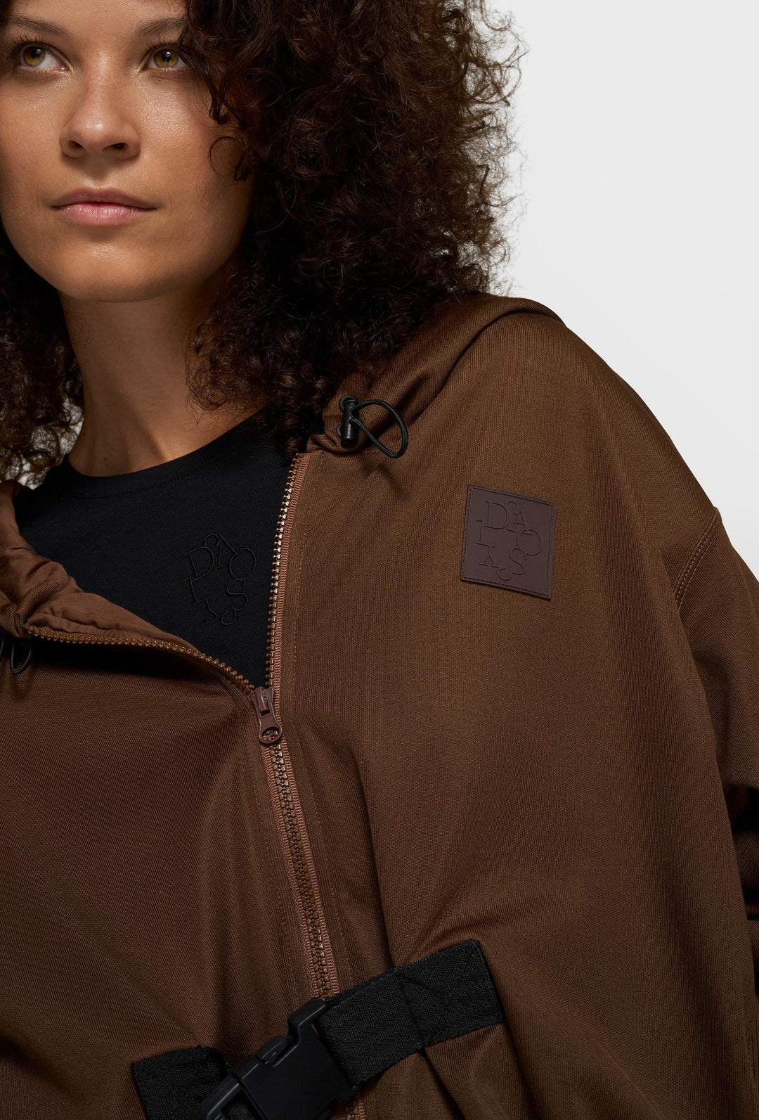 Krótka brązowa bluza z kapturem 10DAYS z paskiem i klamrą