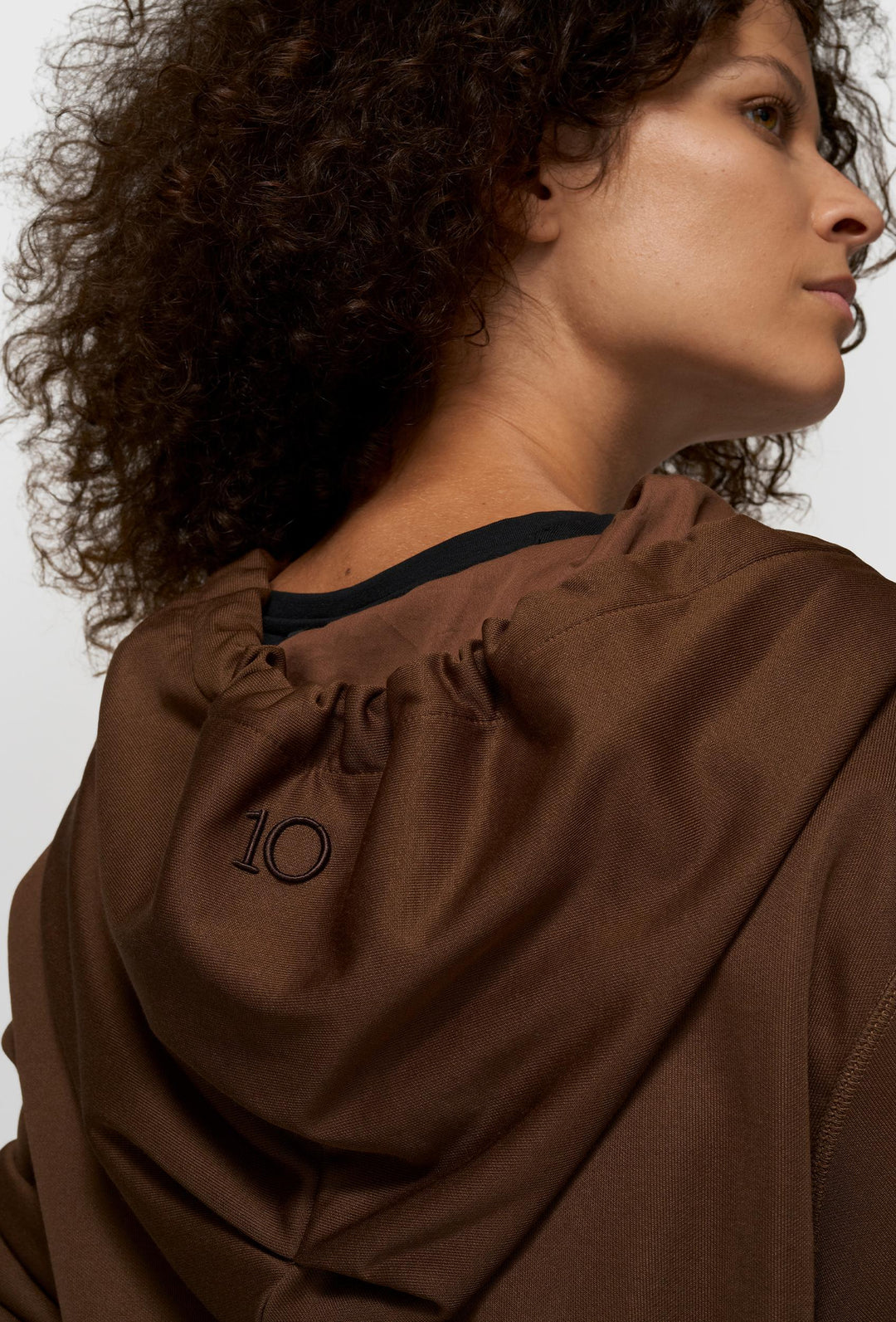 Krótka brązowa bluza z kapturem 10DAYS z paskiem i klamrą