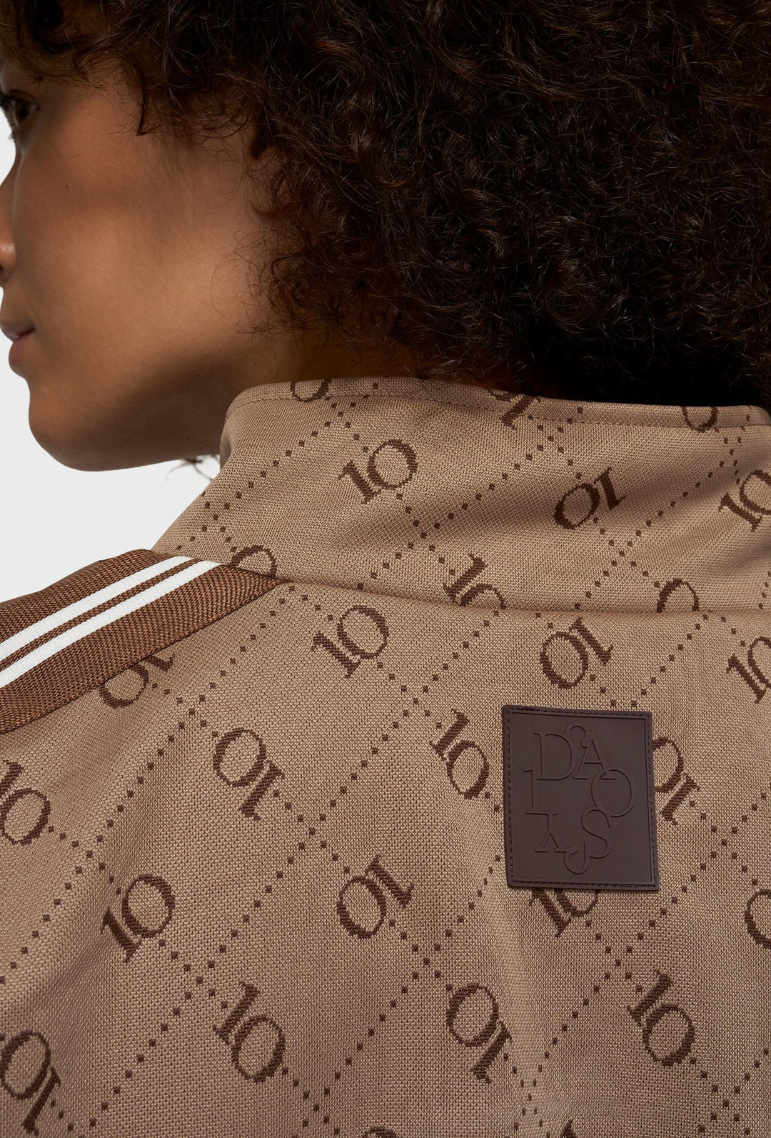 Beżowo-brązowa bluza rozpinana 10DAYS z monogramem i stójką