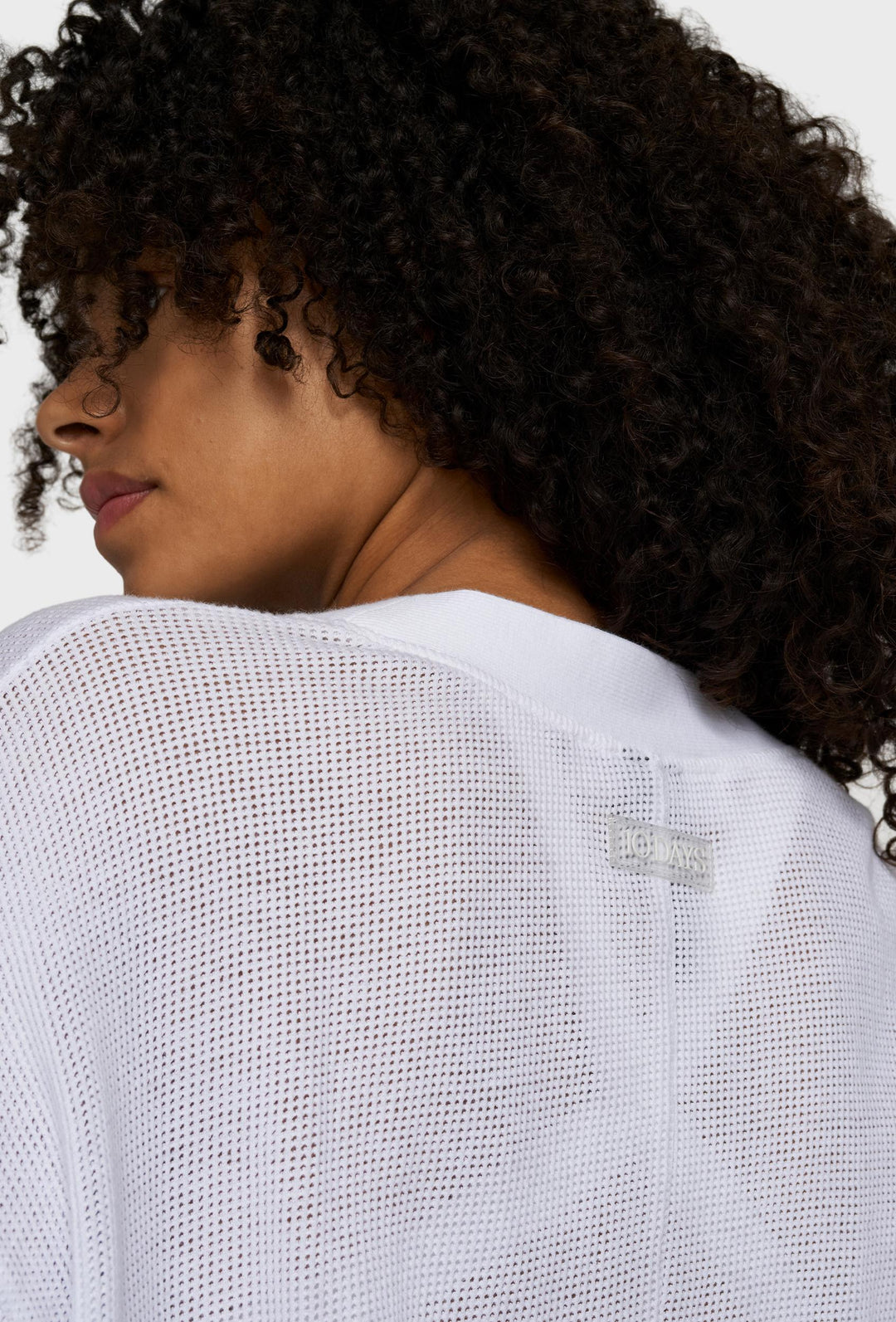 Lekki kardigan oversizowy w białym kolorze