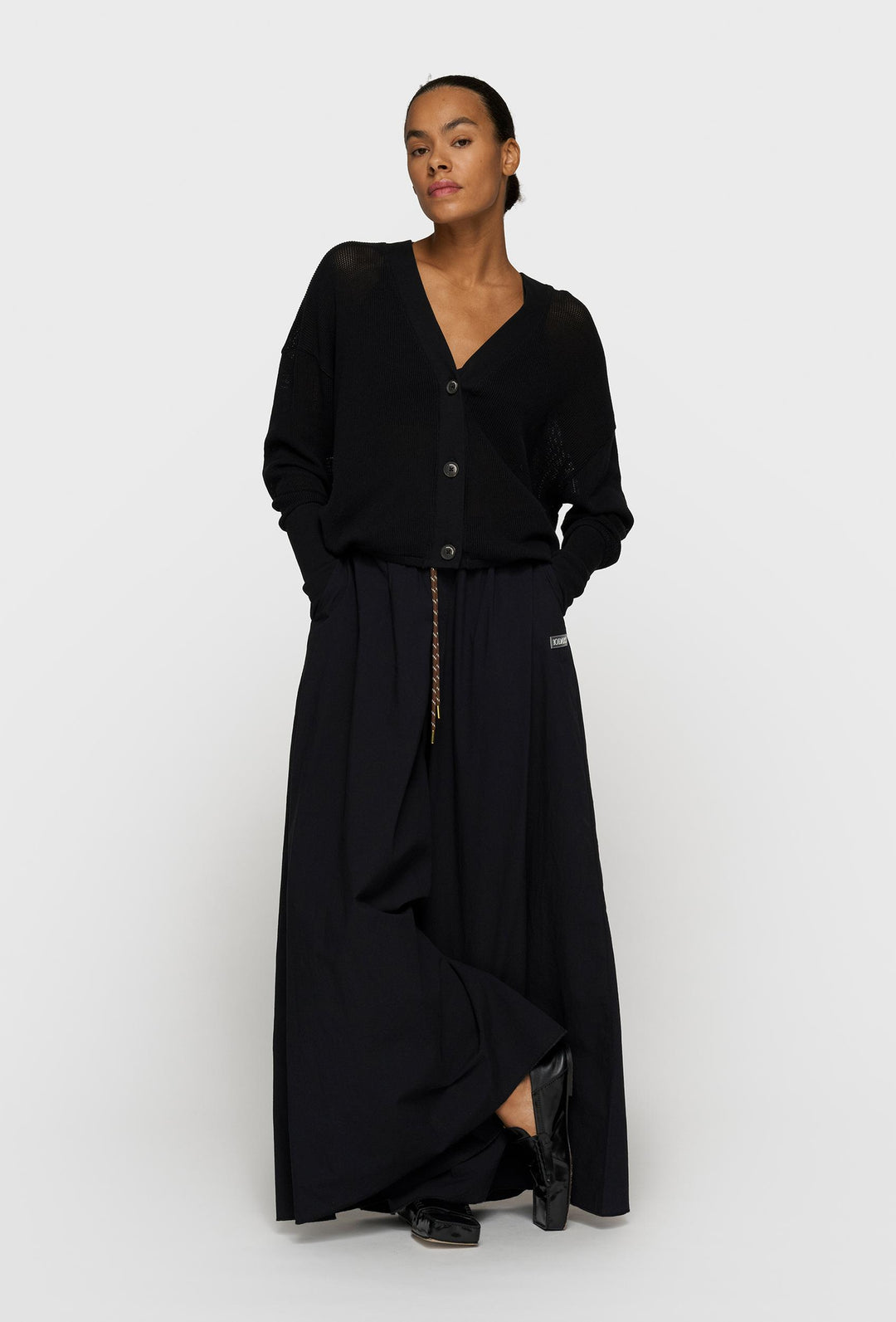 Ażurowy kardigan w czarnym kolorze