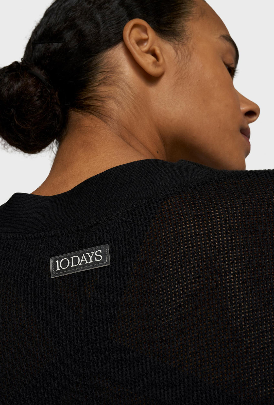 Ażurowy kardigan w czarnym kolorze