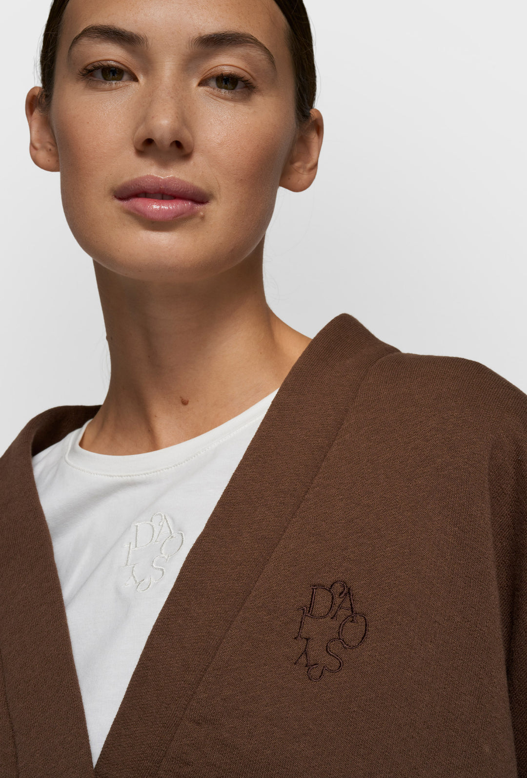 Kardigan o swobodnym kroju z haftowanym logo