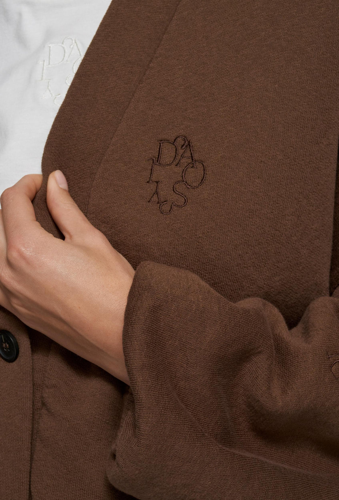 Kardigan o swobodnym kroju z haftowanym logo