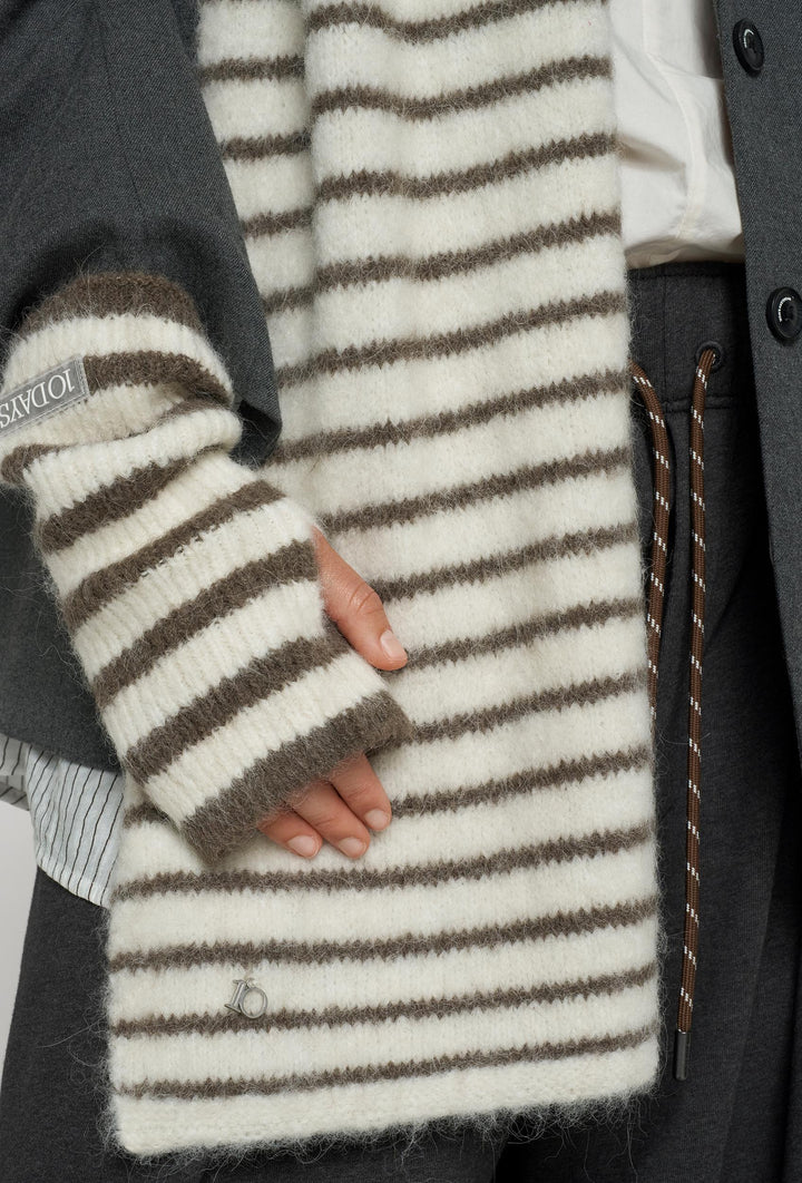 Puszysty szal ecru w brązowe paski