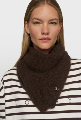 Czekoladowa puszysta bandana w kształcie trójkąta z metalowym detalem